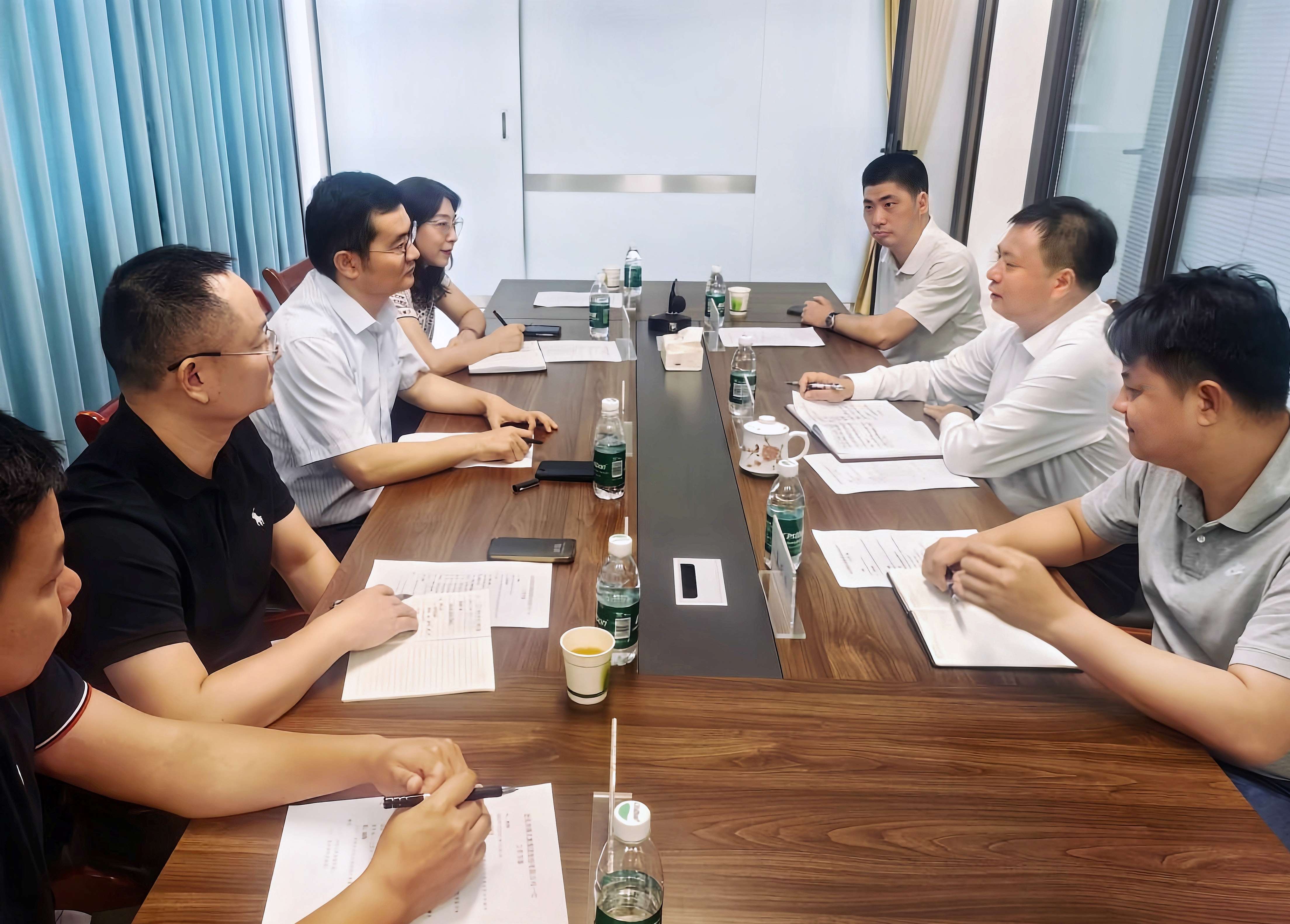 7月20日，朱延东与三亚市副市长张长丰举行会谈.jpg