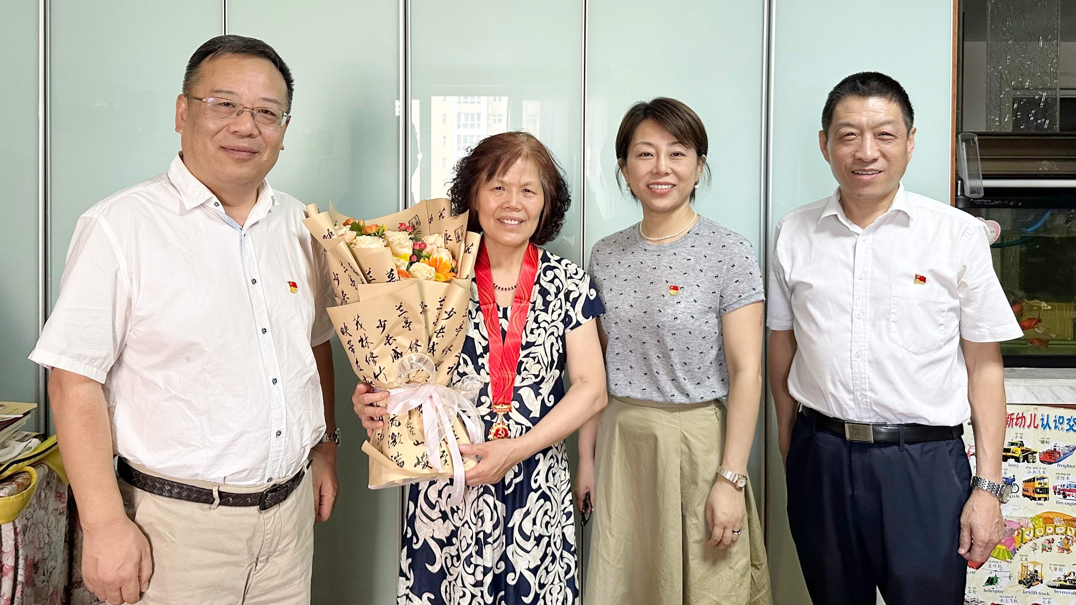 7月，杜璟与单锋安为老党员颁发在党50年纪念章.jpg